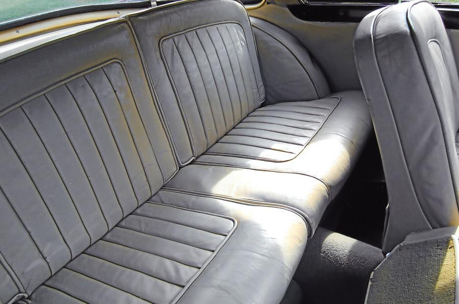 Интерьер Talbot-Lago T26 Grand Sport Coupe 1954 года  (фото 5 из 10)